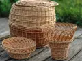 Trois paniers en rotin, dont un grand avec couvercle, prêts pour le nettoyage rotin avec vinaigre blanc.