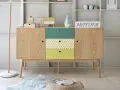 Un meuble en bois aux tiroirs colorés, parfait pour refaire votre intérieur avec style.