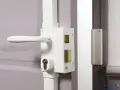 Détail du fonctionnement du barillet de serrure sur une porte blanche. Le mécanisme est visible avec sa poignée et son cylindre.