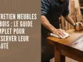 Un artisan applique un produit pour protéger un meuble en bois de l'eau. Le guide complet pour préserver leur beauté.