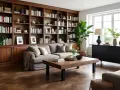 Salon cosy avec bibliothèque en bois, mélange bois clair et bois foncé. Canapé gris, table basse en bois, plantes vertes.