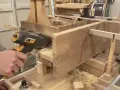 Utilisation d'un appareil pour enlever le saturateur bois sur une pièce de bois massive.