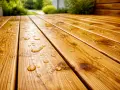 Gouttes d'eau sur une terrasse en bois, preuve de l'efficacité du traitement autoclave bois.