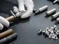 Mains gantées assemblant une ferrure de meuble. Des pièces métalliques et des vis sont disposées autour, suggérant comment enlever des ferrures sur un meuble.
