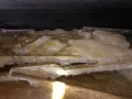 Gros plan sur des poutres en bois envahies par une moisissure blanche et jaune, signe d'une infestation nécessitant un traitement contre la mérule.