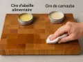 Application de cire d'abeille ou de carnauba sur une planche à découper en bois pour la protéger et la faire briller.