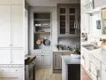 Idées pour relooker porte placard cuisine : cuisines claires avec rangements ouverts et fermés, vaisselle et accessoires décoratifs.