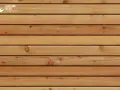 Bardage en bois naturel, classe 2, avec des lames horizontales aux nuances chaudes.