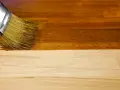 Application d'une teinture bois naturelle pour un fini chaleureux.