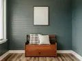 Avant/après : lambris repeint en bleu-gris, banc en bois avec coussins, cadre vide au mur.