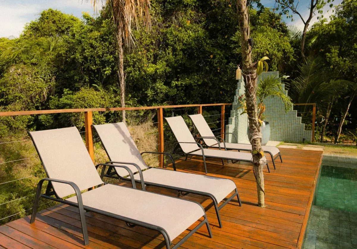 Chaises longues sur une terrasse en bois, parfait pour un entretien facile et profiter du soleil.
