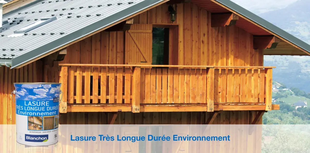 Une boîte de lasure Blanchon, idéale pour protéger le bois de votre chalet. La lasure ou saturateur assure une longue durée et respecte l'environnement.
