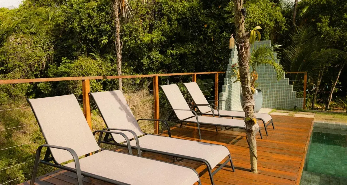 Chaises longues sur une terrasse en bois, parfait pour un entretien facile et profiter du soleil.
