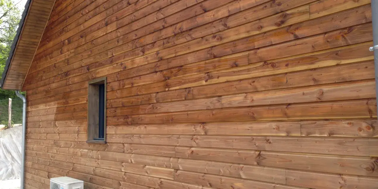 Bardage en bois Douglas traité, aspect chaleureux. Avis sur le saturateur bois Douglas : protection et esthétique réussies.