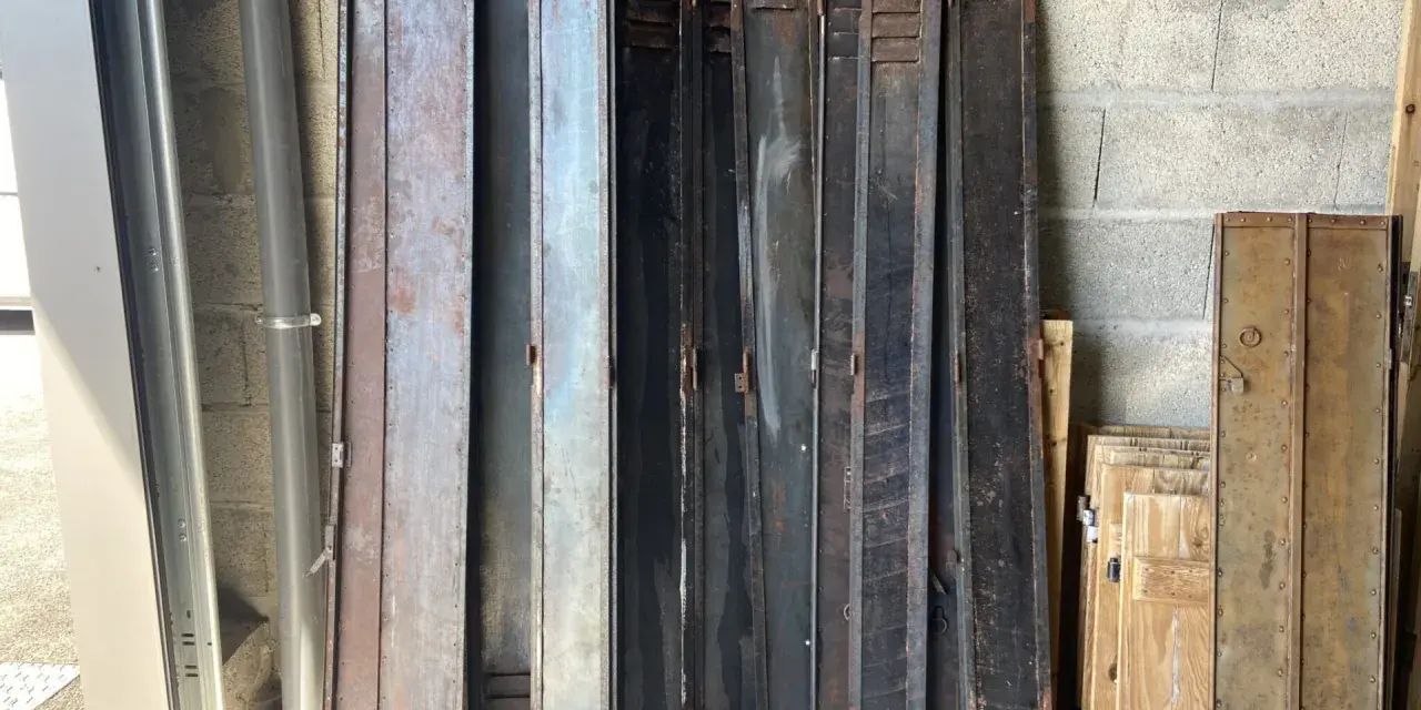 Plusieurs portes de casiers en fer, certaines rouillées, prêtes à peindre volets en fer sans décaper.