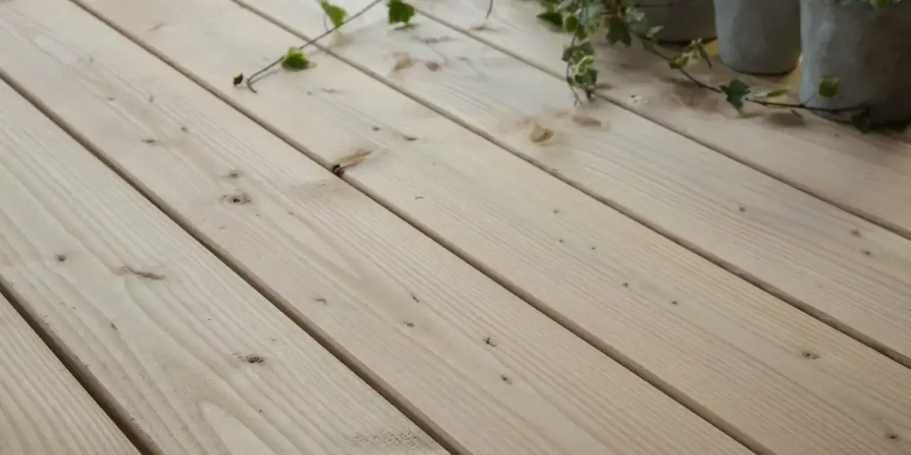 Planches de bois Douglas, parfaites pour une terrasse durable. La durée de vie de ce bois est impressionnante.