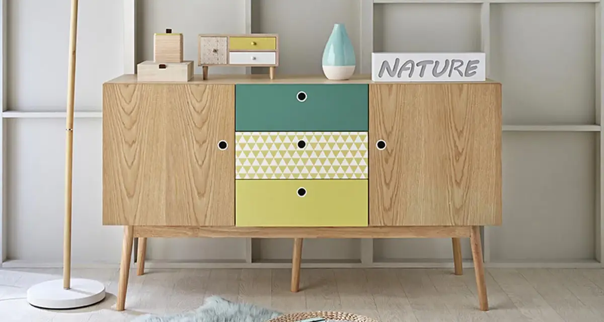 Un meuble en bois aux tiroirs colorés, parfait pour refaire votre intérieur avec style.