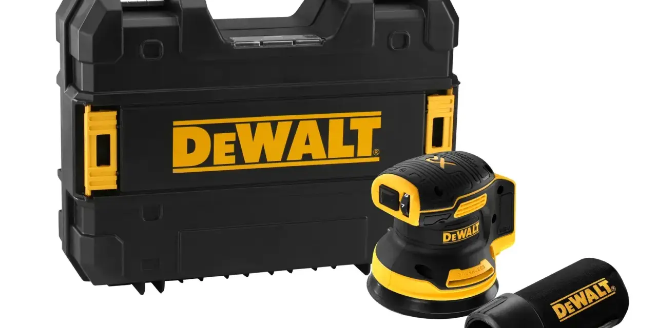 Une ponceuse Dewalt noire et jaune, avec son coffret et un accessoire. Idéal pour vos travaux de ponçage.