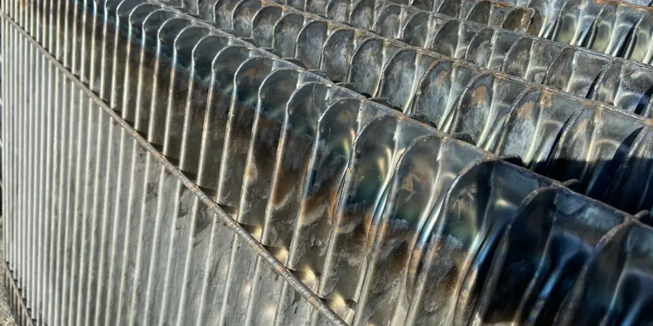 Radiateurs en acier brut, prêts pour un nouveau look. Comment enlever peinture sur radiateur acier ?