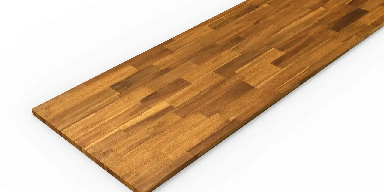Planche de bois d'acacia, un bois dur ou tendre, assemblée en lamelles pour un plan de travail ou une étagère.