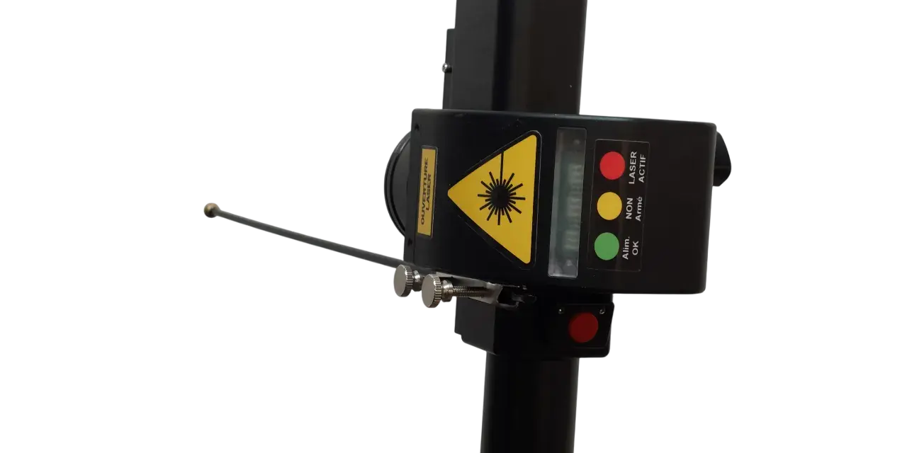 Un décapeur laser pour bois, avec indicateurs lumineux : alimentation OK, laser armé, laser actif.
