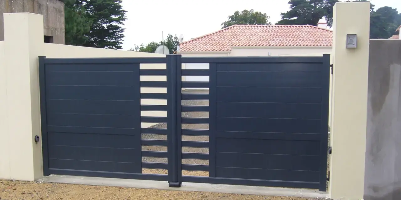 Portail gris anthracite moderne avec inserts clairs, monté sur gonds pour pose en applique.