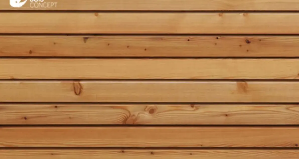 Bardage en bois naturel, classe 2, avec des lames horizontales aux nuances chaudes.