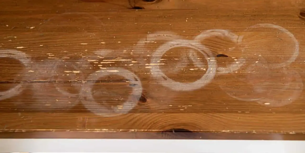 Taches blanches sur bois, traces de verres. Comment enlever tache de gras sur bois ?