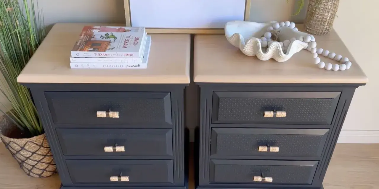 Deux commodes relookées noir et bois, avec des poignées en rotin, des livres et une coquille décorative.