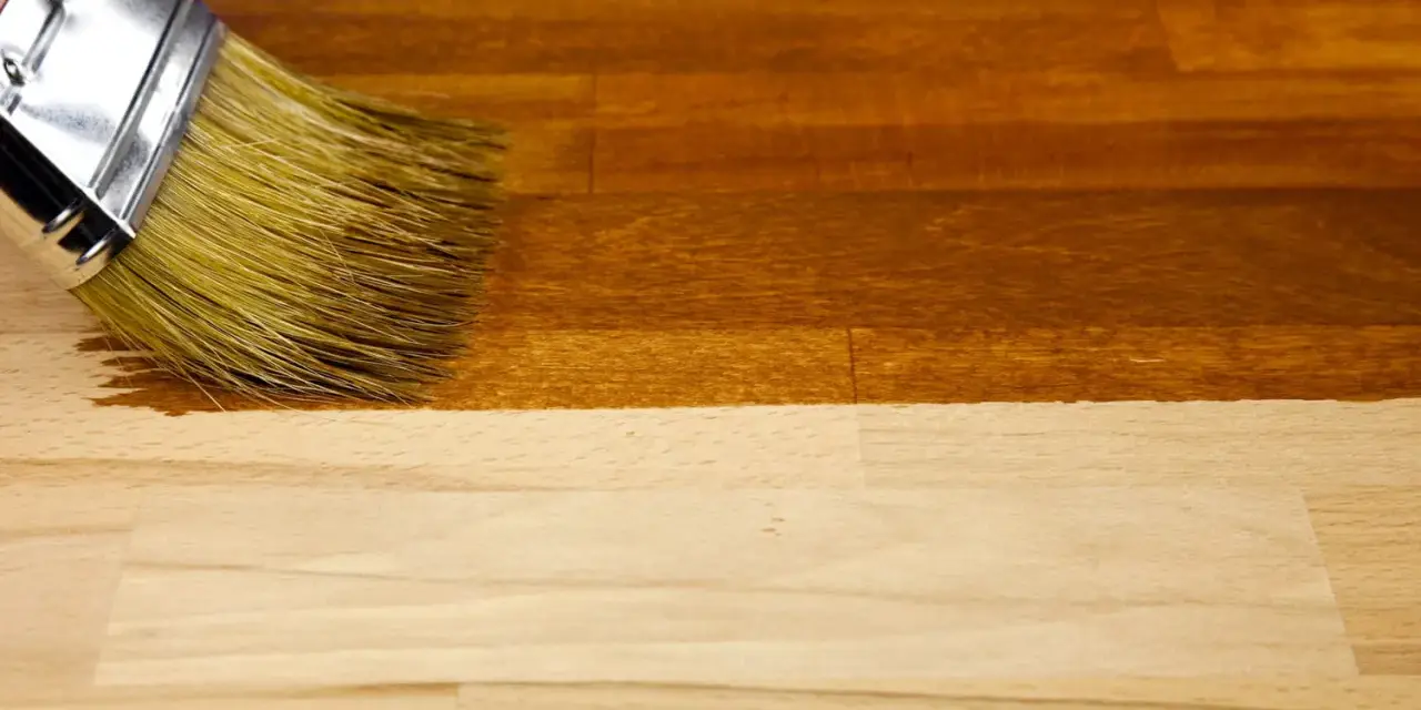 Application d'une teinture bois naturelle pour un fini chaleureux.