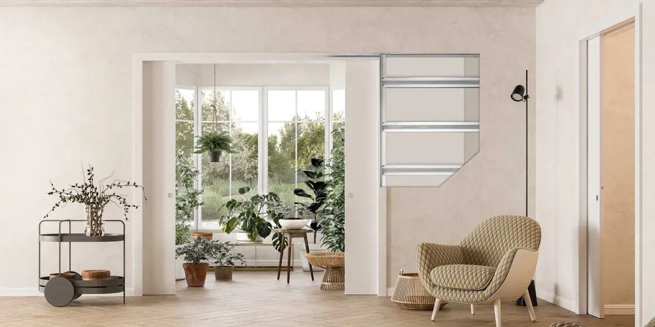 Vue d'un salon lumineux avec une grande baie vitrée donnant sur un jardin luxuriant. Un type de porte coulissante est visible, séparant l'espace intérieur de la véranda.