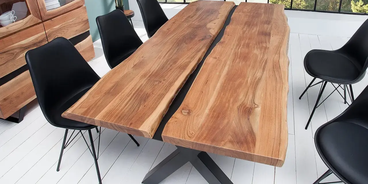 Table en acacia massif, design unique pour un entretien facile à l'intérieur. Chaises noires modernes.
