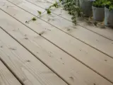 Planches de bois Douglas, parfaites pour une terrasse durable. La durée de vie de ce bois est impressionnante.