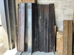 Plusieurs portes de casiers en fer, certaines rouillées, prêtes à peindre volets en fer sans décaper.