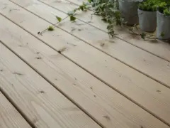 Planches de bois Douglas, parfaites pour une terrasse durable. La durée de vie de ce bois est impressionnante.