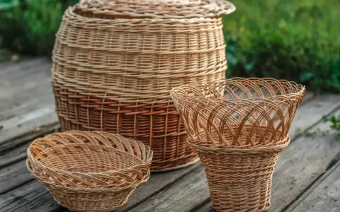 Trois paniers en rotin, dont un grand avec couvercle, prêts pour le nettoyage rotin avec vinaigre blanc.