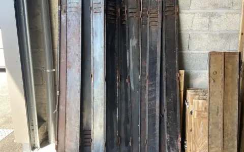 Plusieurs portes de casiers en fer, certaines rouillées, prêtes à peindre volets en fer sans décaper.