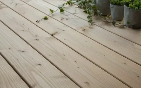 Planches de bois Douglas, parfaites pour une terrasse durable. La durée de vie de ce bois est impressionnante.