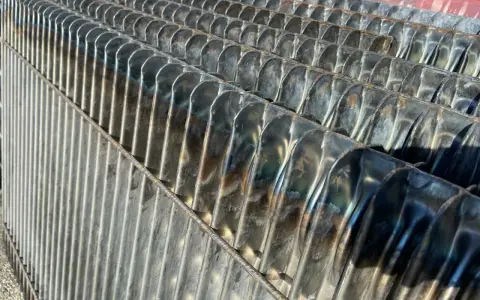 Radiateurs en acier brut, prêts pour un nouveau look. Comment enlever peinture sur radiateur acier ?
