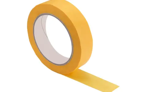 Rouleau de bande cache peinture jaune, prêt à être utilisé pour des découpes nettes. Savoir quand enlever bande cache peinture est essentiel pour un résultat parfait.