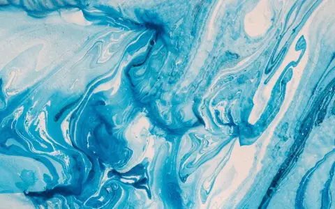 Abstraction aquatique aux nuances de bleu et blanc, évoquant le mouvement de l'eau. La peinture acrylique part à l'eau, créant des tourbillons fluides.