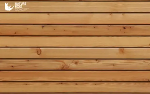 Bardage en bois naturel, classe 2, avec des lames horizontales aux nuances chaudes.
