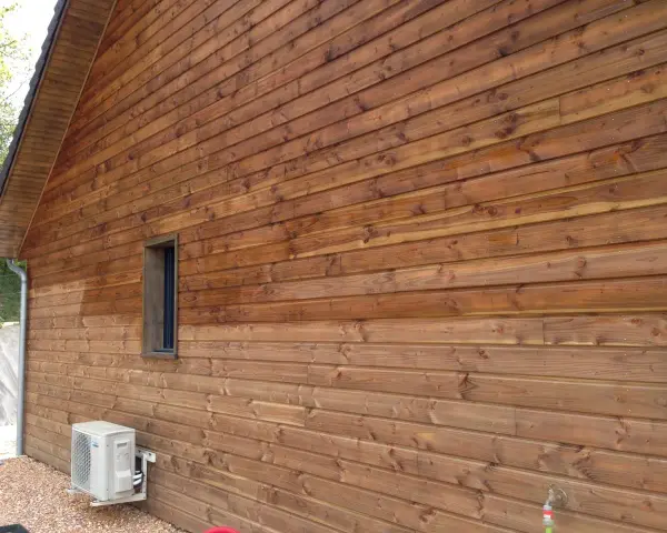 Bardage en bois Douglas traité, aspect chaleureux. Avis sur le saturateur bois Douglas : protection et esthétique réussies.
