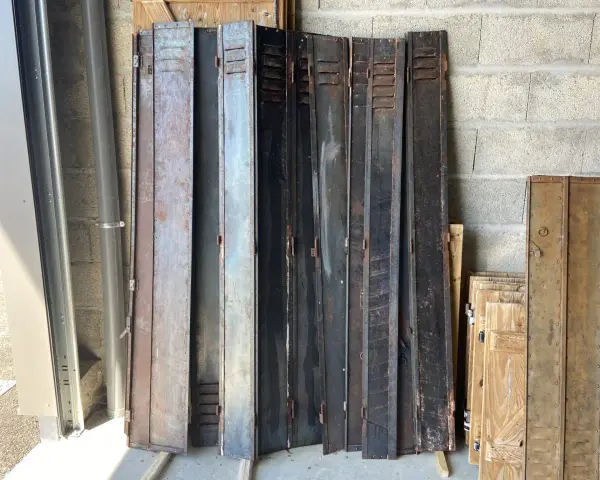Plusieurs portes de casiers en fer, certaines rouillées, prêtes à peindre volets en fer sans décaper.