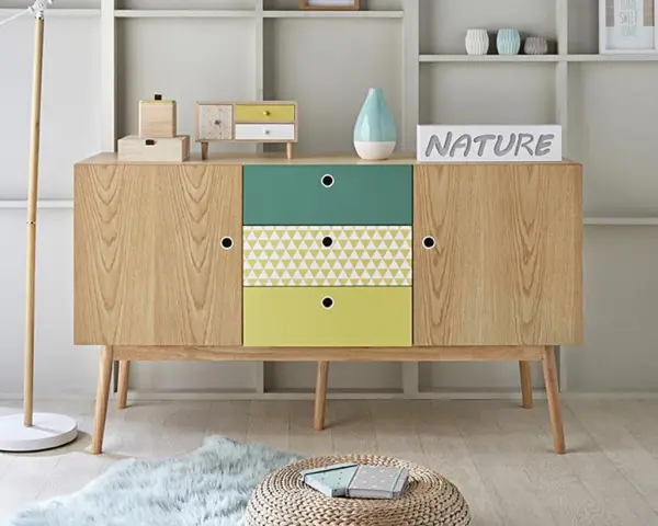 Un meuble en bois aux tiroirs colorés, parfait pour refaire votre intérieur avec style.