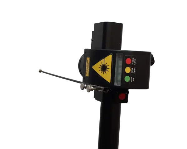 Un décapeur laser pour bois, avec indicateurs lumineux : alimentation OK, laser armé, laser actif.