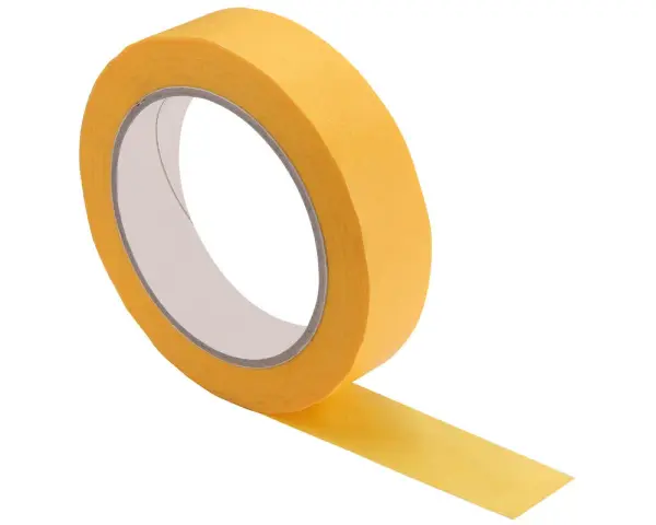 Rouleau de bande cache peinture jaune, prêt à être utilisé pour des découpes nettes. Savoir quand enlever bande cache peinture est essentiel pour un résultat parfait.