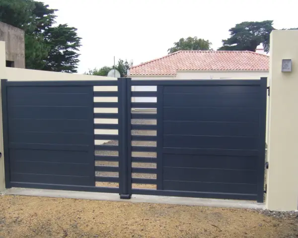 Portail gris anthracite moderne avec inserts clairs, monté sur gonds pour pose en applique.