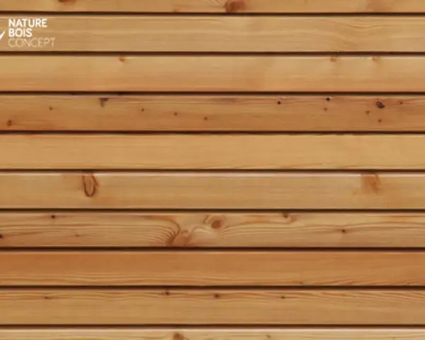 Bardage en bois naturel, classe 2, avec des lames horizontales aux nuances chaudes.