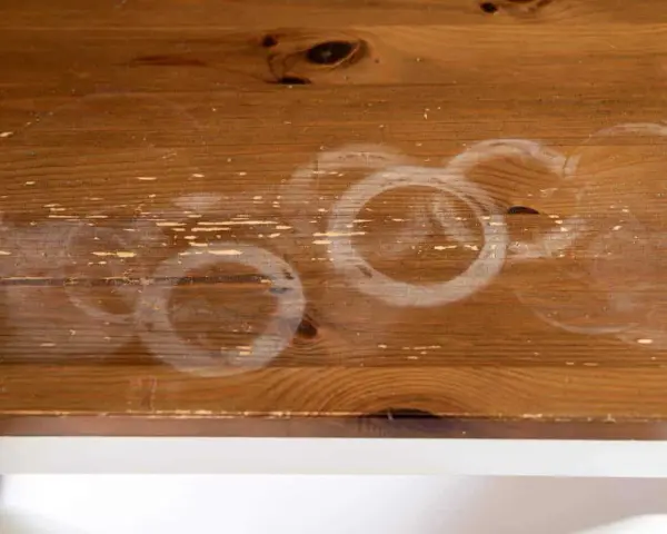 Taches blanches sur bois, traces de verres. Comment enlever tache de gras sur bois ?